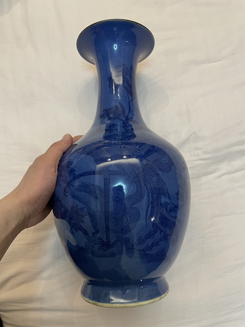 古玩陶瓷灑藍鳳穿牡丹紋青花瓶真品鑒賞圖