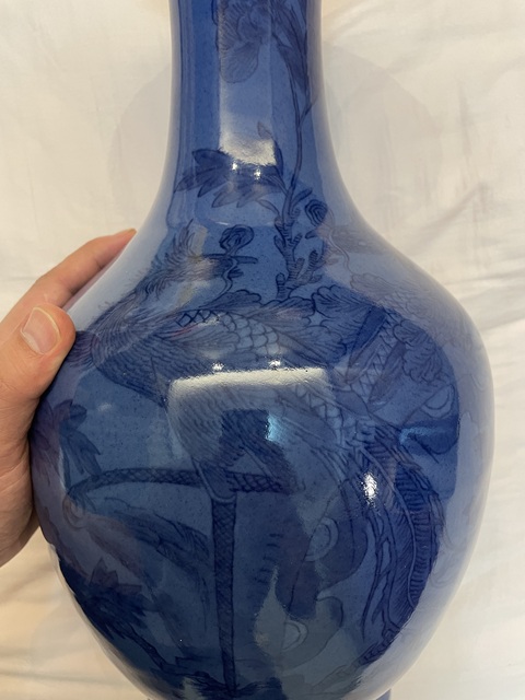 古玩陶瓷灑藍鳳穿牡丹紋青花瓶真品鑒賞圖
