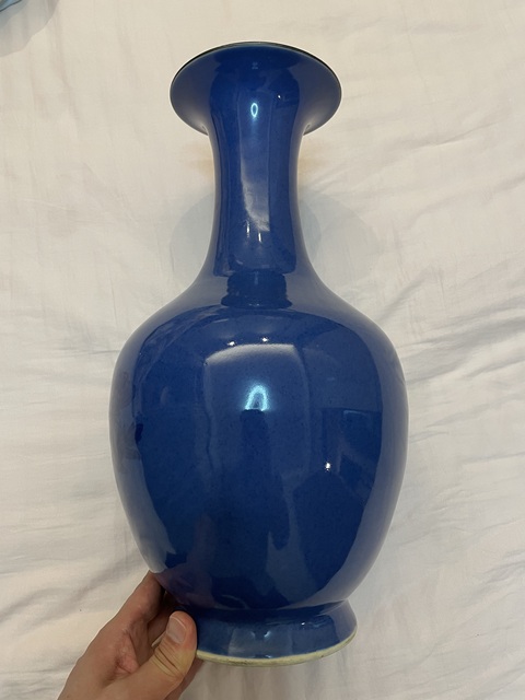 古玩陶瓷灑藍鳳穿牡丹紋青花瓶真品鑒賞圖