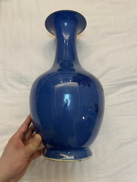 古玩陶瓷灑藍鳳穿牡丹紋青花瓶真品鑒賞圖