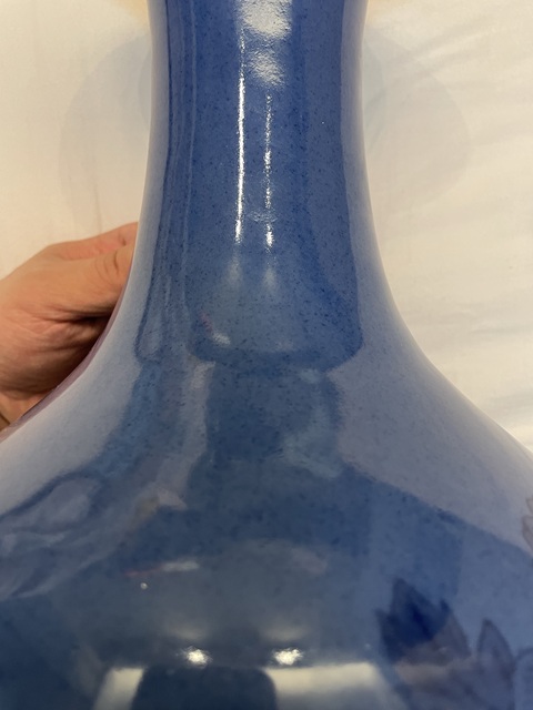 古玩陶瓷灑藍鳳穿牡丹紋青花瓶真品鑒賞圖