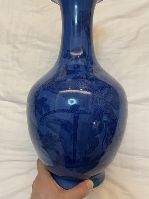 古玩陶瓷灑藍鳳穿牡丹紋青花瓶真品鑒賞圖