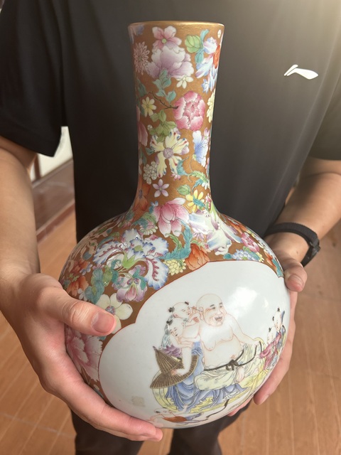 古玩陶瓷五子鬧佛粉彩天球瓶真品鑒賞圖
