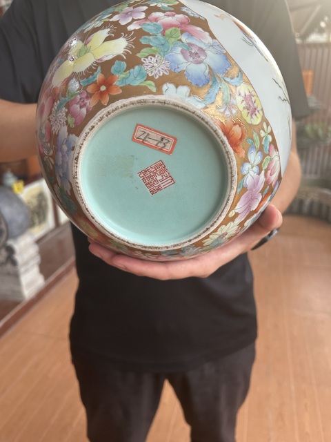 古玩陶瓷五子鬧佛粉彩天球瓶真品鑒賞圖
