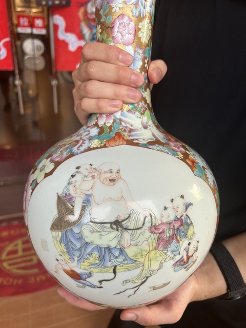 古玩陶瓷五子鬧佛粉彩天球瓶真品鑒賞圖