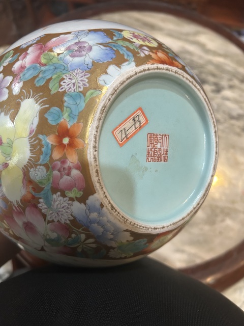 古玩陶瓷五子鬧佛粉彩天球瓶真品鑒賞圖