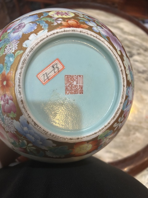 古玩陶瓷五子鬧佛粉彩天球瓶真品鑒賞圖