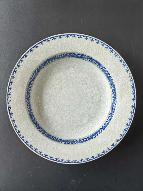 古玩陶瓷清雍正藍料彩堆白纏枝花卉紋盤真品鑒賞圖