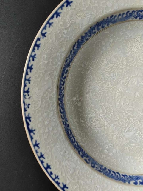 古玩陶瓷清雍正藍料彩堆白纏枝花卉紋盤真品鑒賞圖