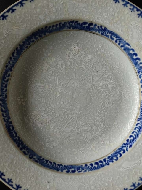 古玩陶瓷清雍正藍料彩堆白纏枝花卉紋盤真品鑒賞圖
