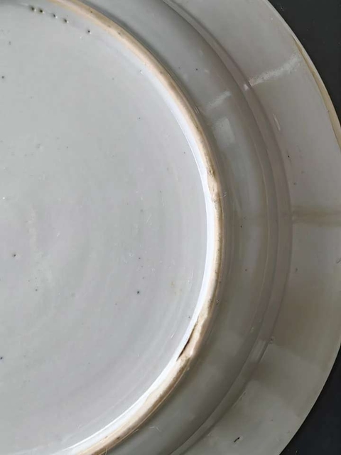 古玩陶瓷清雍正藍料彩堆白纏枝花卉紋盤真品鑒賞圖