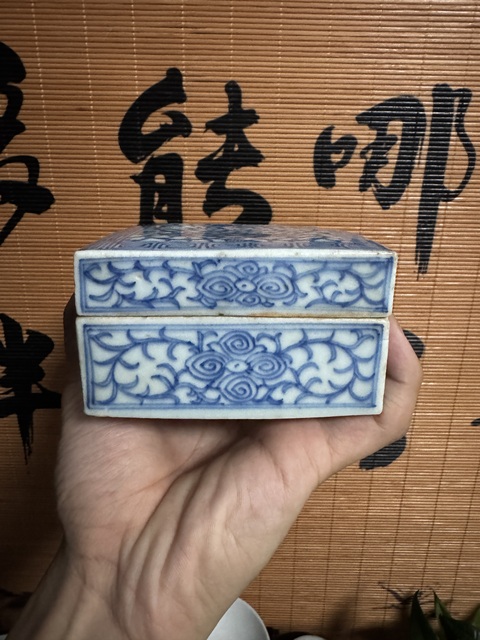 古玩陶瓷青花蝠紋四方印盒真品鑒賞圖