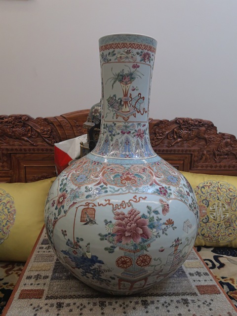 古玩陶瓷粉彩博古花卉紋天球瓶真品鑒賞圖