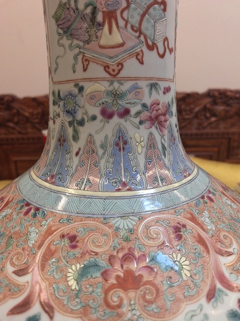 古玩陶瓷粉彩博古花卉紋天球瓶真品鑒賞圖