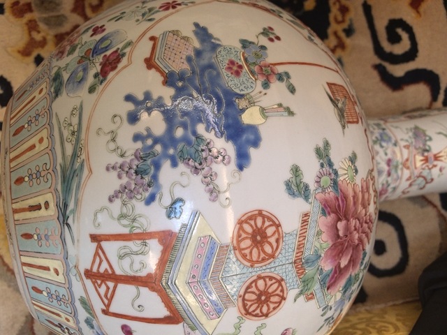 古玩陶瓷粉彩博古花卉紋天球瓶真品鑒賞圖