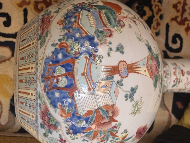 古玩陶瓷粉彩博古花卉紋天球瓶真品鑒賞圖