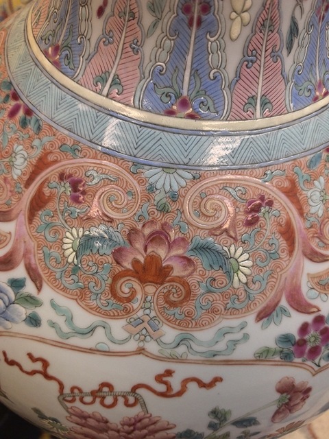 古玩陶瓷粉彩博古花卉紋天球瓶真品鑒賞圖