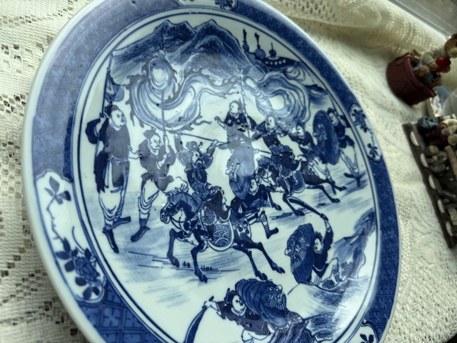 古玩陶瓷青花刀馬人物紋大盤真品鑒賞圖