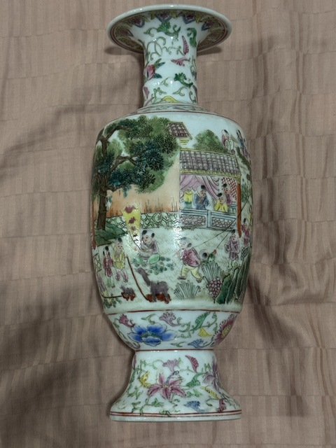 古玩陶瓷粉彩嬰戲圖撇口瓶真品鑒賞圖