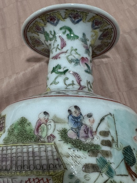 古玩陶瓷粉彩嬰戲圖撇口瓶真品鑒賞圖