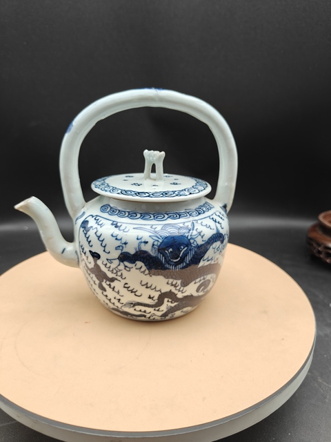古玩陶瓷龍紋青花提梁壺拍賣，當(dāng)前價(jià)格6800元