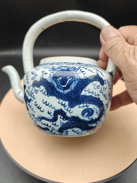 古玩陶瓷龍紋青花提梁壺拍賣，當(dāng)前價(jià)格6800元
