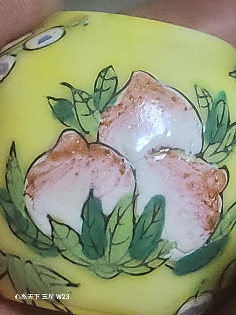 古玩陶瓷黃地粉彩壽桃紋鳥食罐真品鑒賞圖