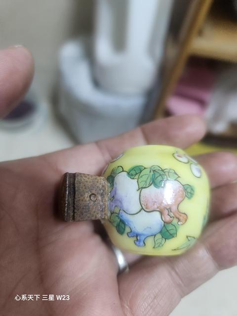 古玩陶瓷黃地粉彩壽桃紋鳥食罐真品鑒賞圖