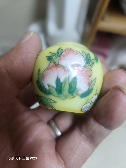 古玩陶瓷黃地粉彩壽桃紋鳥食罐真品鑒賞圖