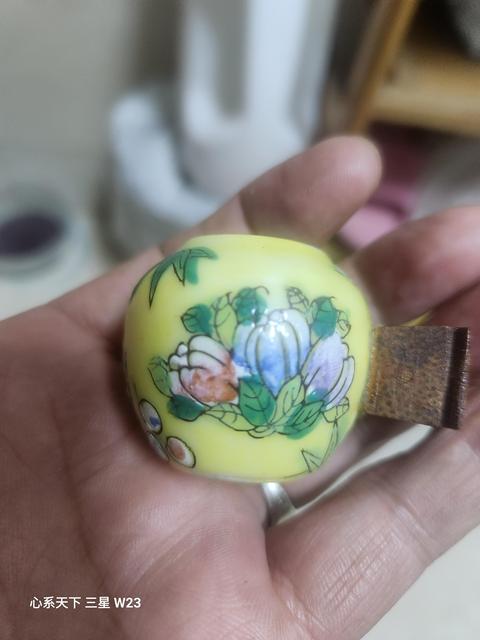 古玩陶瓷黃地粉彩壽桃紋鳥食罐真品鑒賞圖