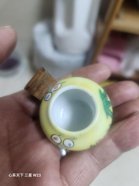 古玩陶瓷黃地粉彩壽桃紋鳥食罐真品鑒賞圖