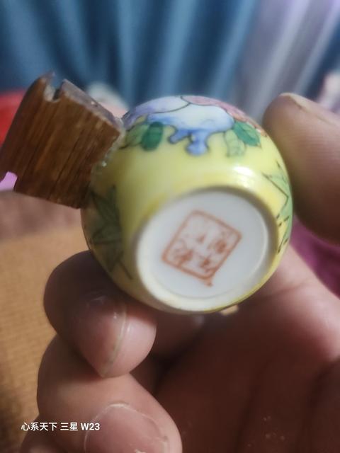 古玩陶瓷黃地粉彩壽桃紋鳥食罐真品鑒賞圖