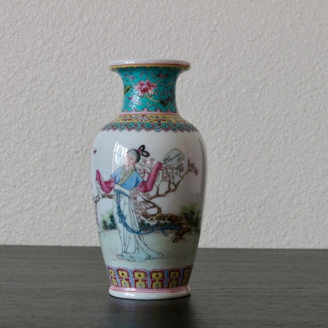 古玩陶瓷1950年代 粉彩人物紋瓶真品鑒賞圖
