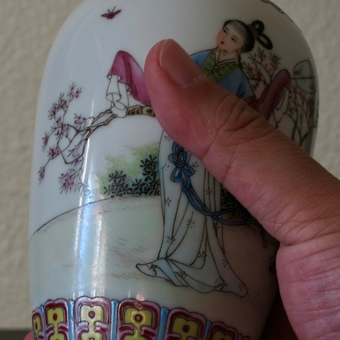 古玩陶瓷1950年代 粉彩人物紋瓶真品鑒賞圖