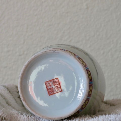 古玩陶瓷1950年代 粉彩人物紋瓶真品鑒賞圖