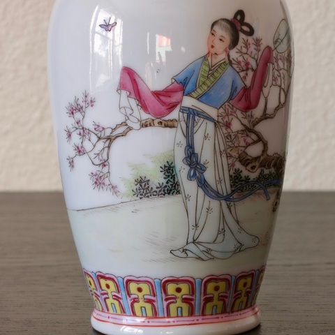 古玩陶瓷1950年代 粉彩人物紋瓶真品鑒賞圖