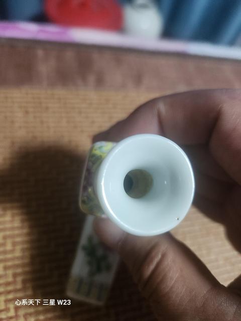 古玩陶瓷粉彩花卉紋四方瓶真品鑒賞圖