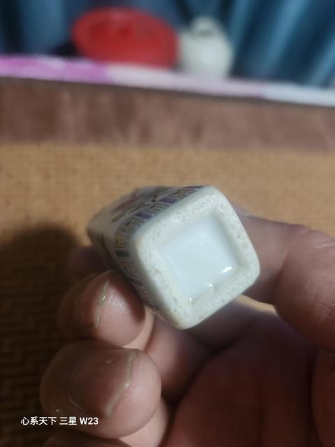 古玩陶瓷粉彩花卉紋四方瓶真品鑒賞圖