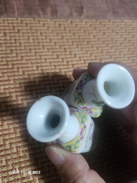 古玩陶瓷粉彩花卉紋四方瓶真品鑒賞圖
