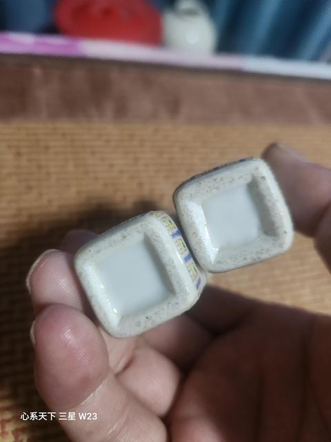 古玩陶瓷粉彩花卉紋四方瓶真品鑒賞圖