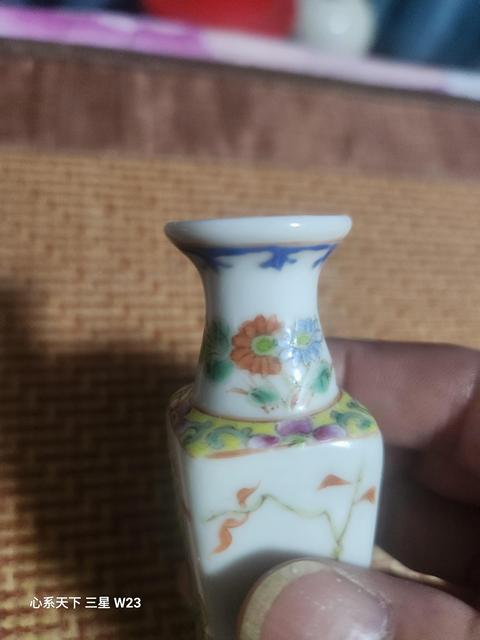 古玩陶瓷粉彩花卉紋四方瓶真品鑒賞圖