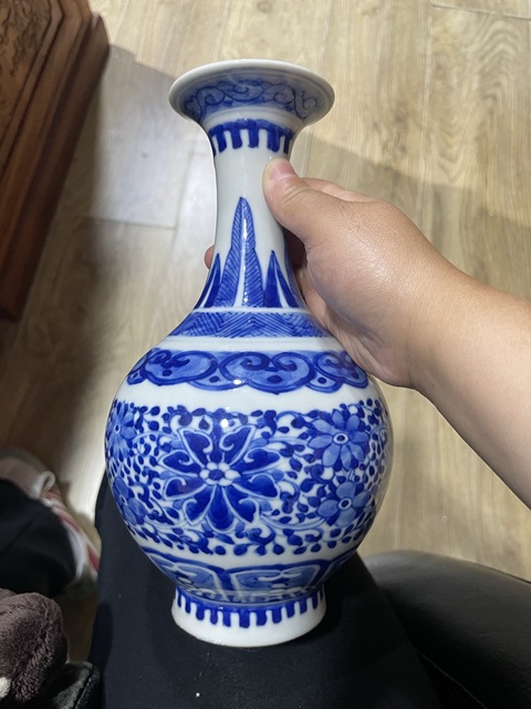 古玩陶瓷青花纏枝花卉紋賞瓶真品鑒賞圖