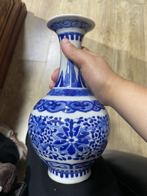 古玩陶瓷青花纏枝花卉紋賞瓶真品鑒賞圖