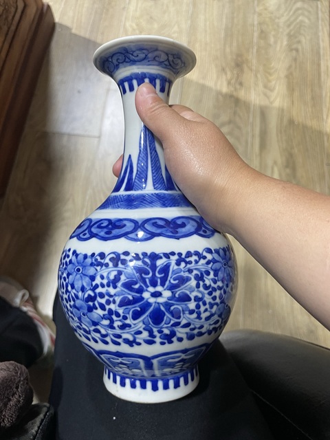 古玩陶瓷青花纏枝花卉紋賞瓶真品鑒賞圖