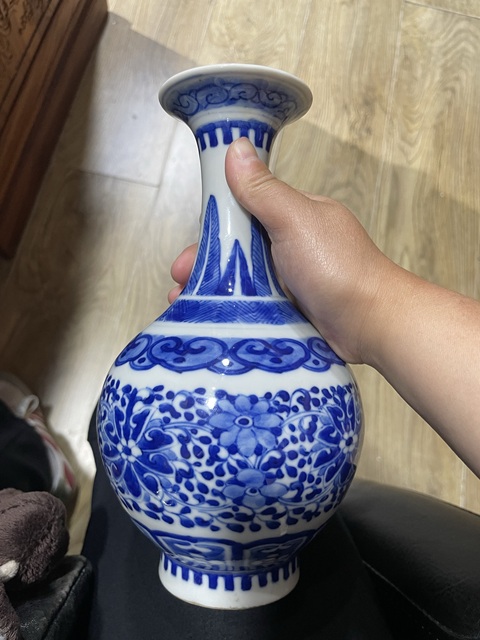 古玩陶瓷青花纏枝花卉紋賞瓶真品鑒賞圖