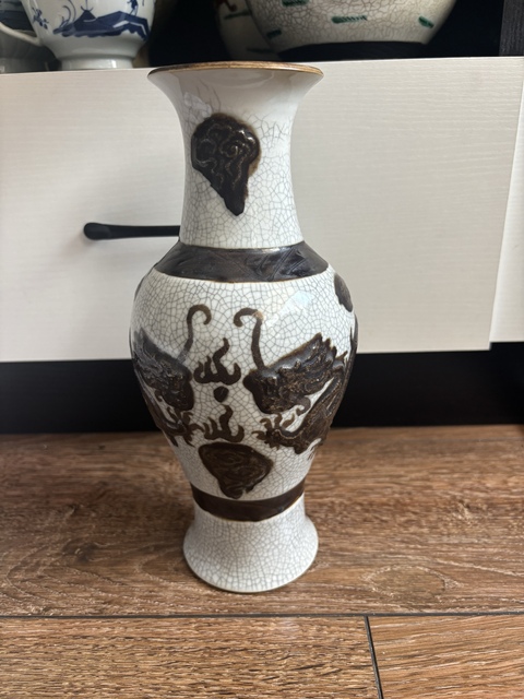 古玩陶瓷哥釉鐵骨泥龍紋觀音瓶真品鑒賞圖