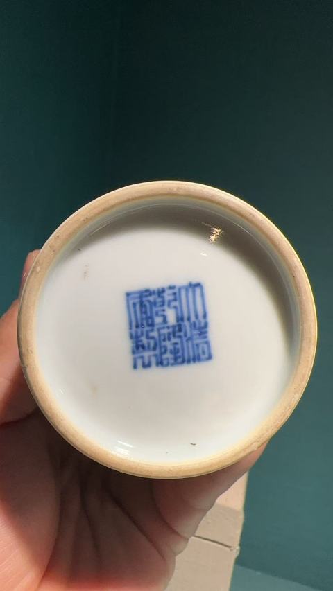 古玩陶瓷斗彩瓶真品鑒賞圖