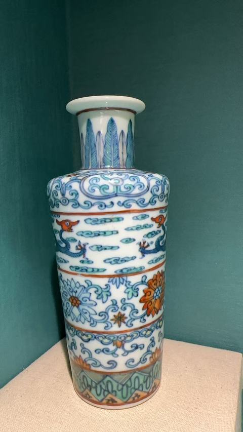 古玩陶瓷斗彩瓶真品鑒賞圖