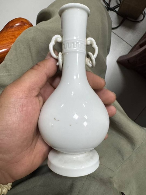 古玩陶瓷日本大正白瓷雙耳瓶真品鑒賞圖