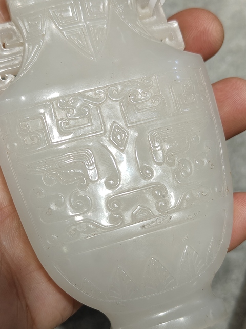 古玩玉器和田玉雕“獸面紋瓶”真品鑒賞圖
